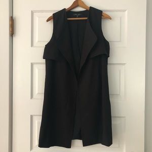 LONG SLEEVELESS BLACK BLAZER